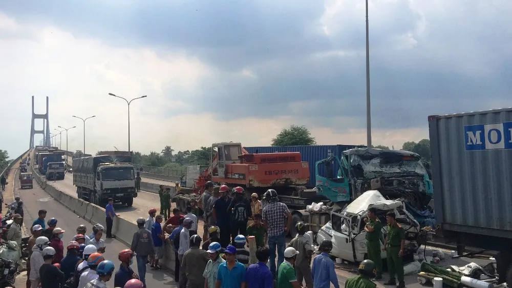 Vụ tai nạn nghiêm trọng xảy ra ở dốc cầu Phú Mỹ địa bàn quận 2, TP.HCM chiều ngày 27-9.